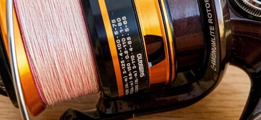 На бортике шпули указаны параметры лесоёмкости катушка Shimano